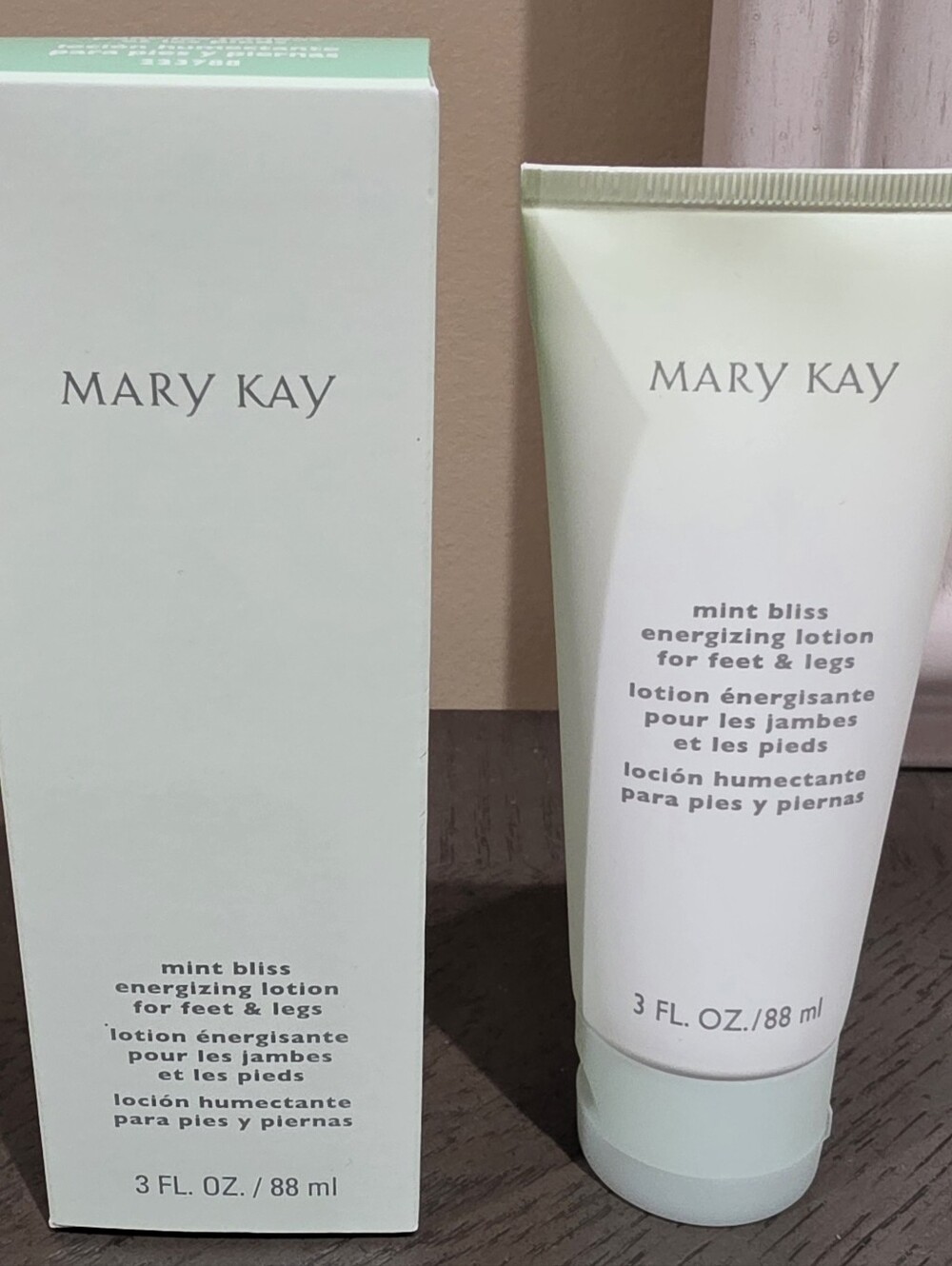Mary Kay Mint Bliss Energizing Lotion - Light Mint Green and White
